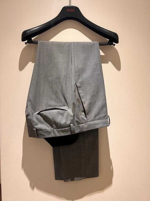 Vând costum Hugo Boss gri (ca nou, purtat o singura data), mărimea M