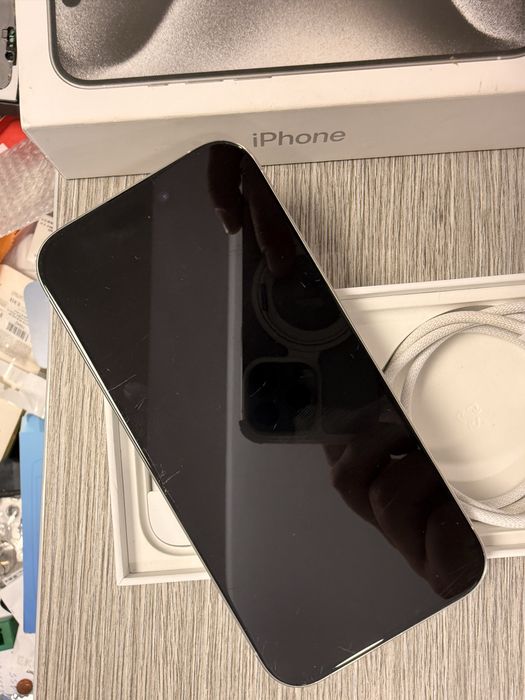Iphone 15 pro - бял