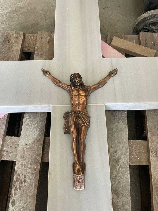 Vând crucifixuri / statuete Isus