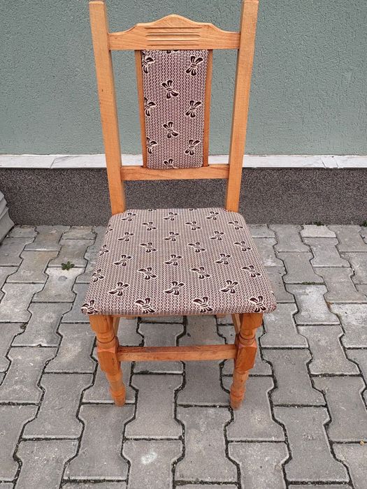 Scaune de lemn potrivite pentru evenimente