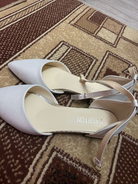 Продам туфли новые 38-39