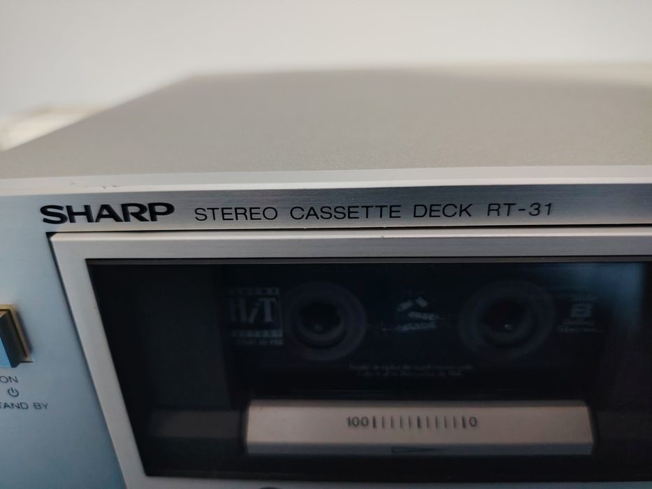 SHARP RT-31H Stereo Cassette Deck cu un defect nu se aude clar și nu se aude volumul tare.