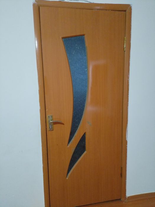 Әйелі күйеуіне мысығын көрсетеді