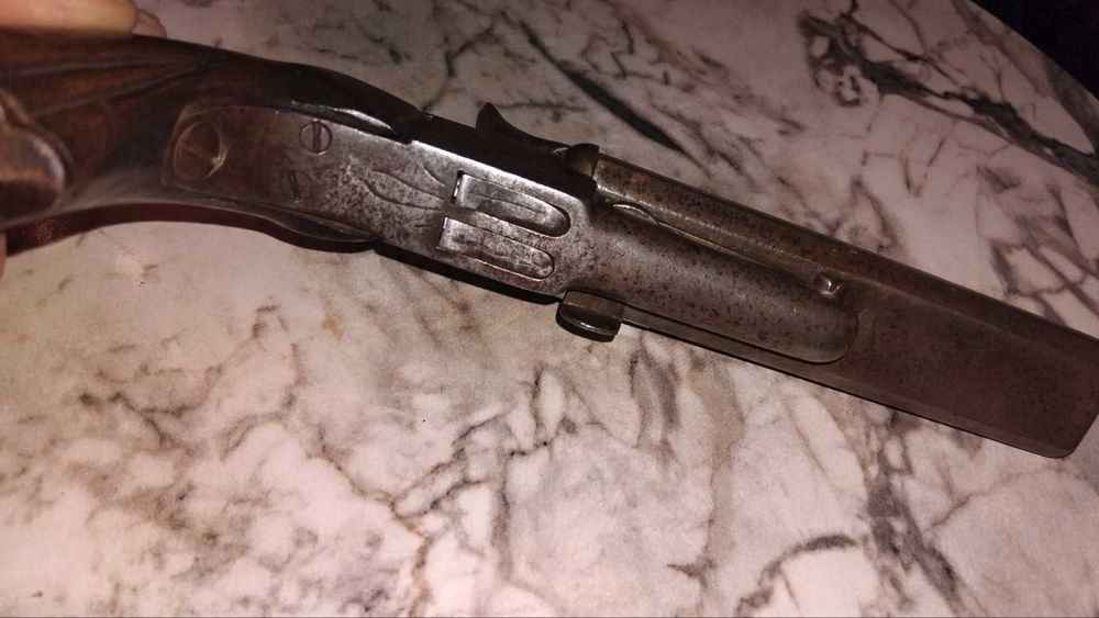 3 броя стари пистолети