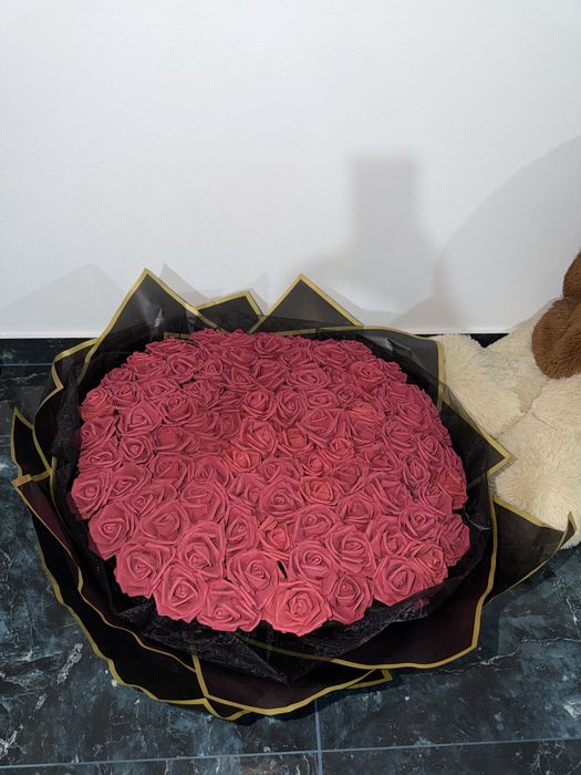 Buchet de trandafiri artificiali de peste 100 de trandafiri