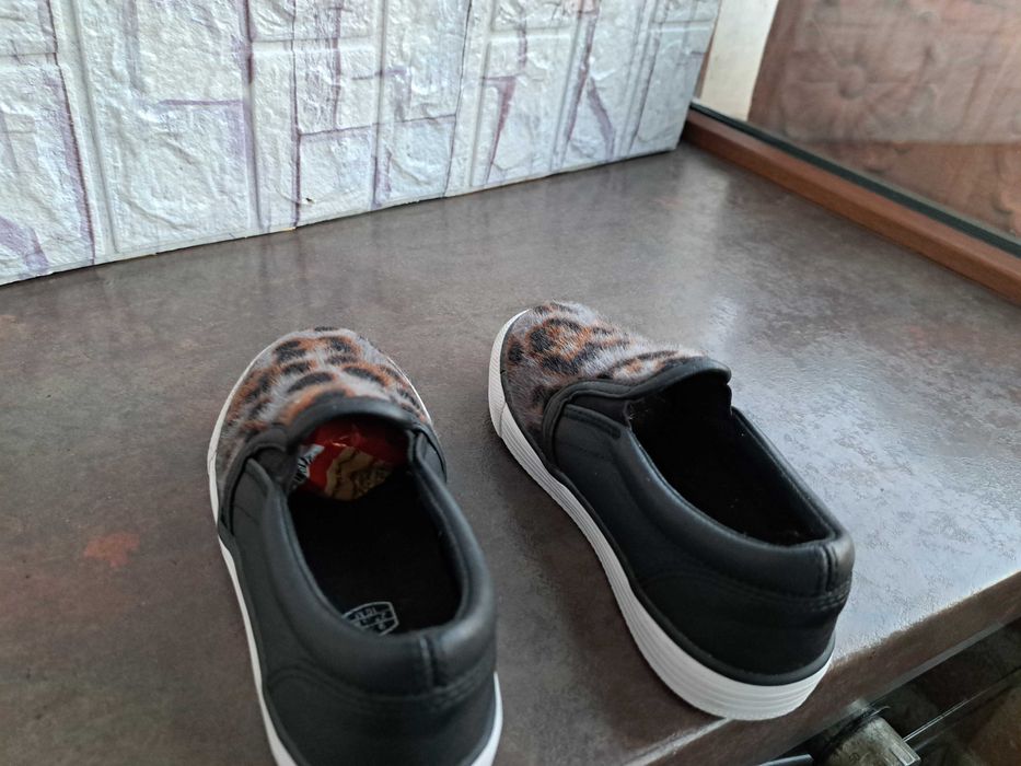 детски маратонки за момиче кецове,спортни обувки Clarks,кларк,ном27,5