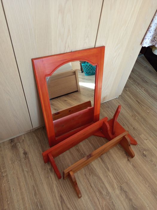 Огледало и етажерка  от масивно дърво