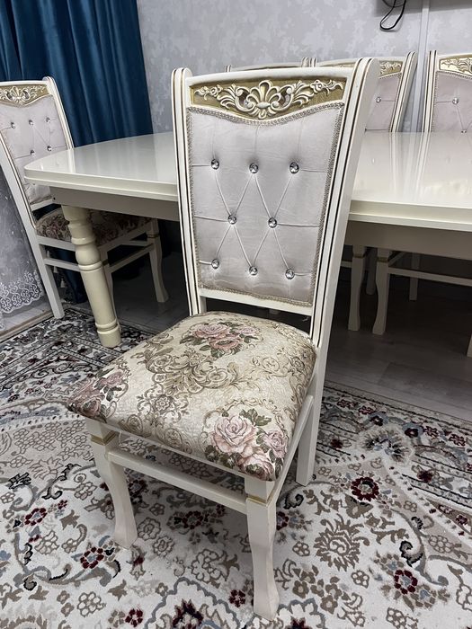 Продаю стол со стульями