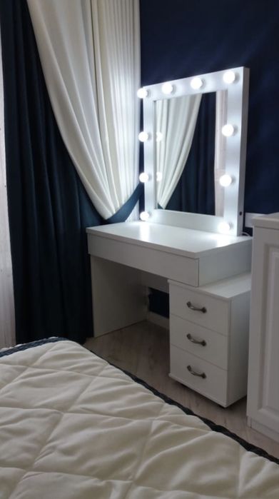 Столик с зерколом для подростков