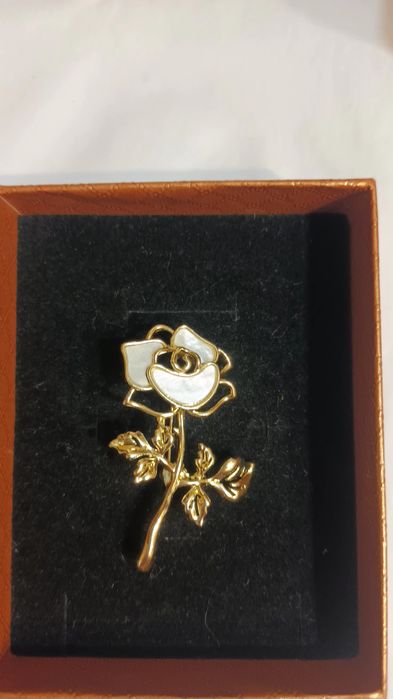 Красиви брошки за всеки тип дреха