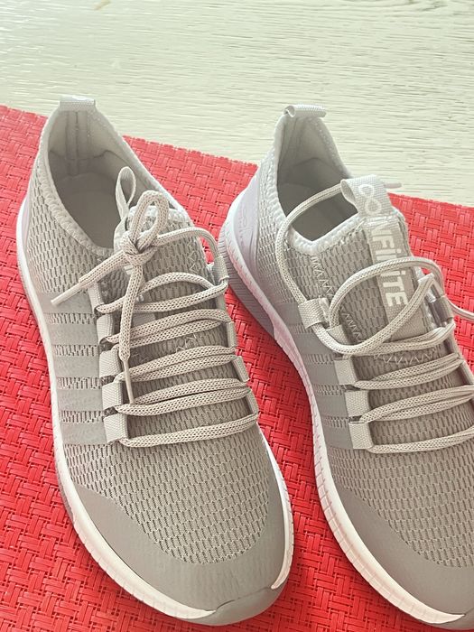 Кроссовки женские