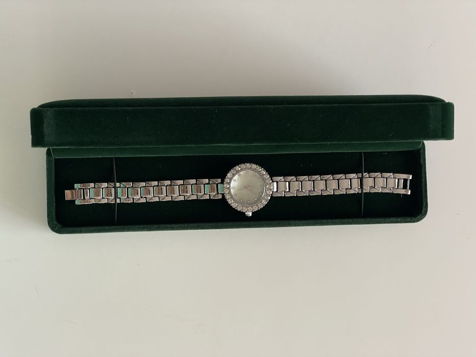 Елегантен дамски часовник с кристалчета