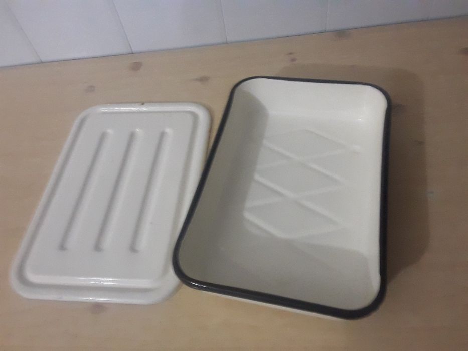 Эмалированный судок для холодца с крышкой