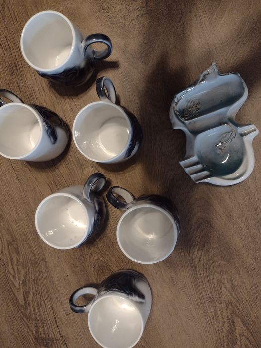 Комплект от порцеланови чаши и пепелник за топли напитки или за украса