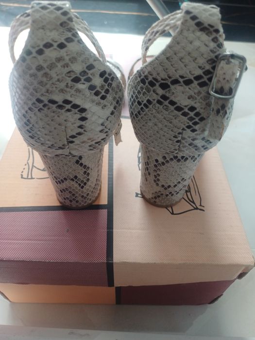 Продам БУ женские туфли,кроссовки