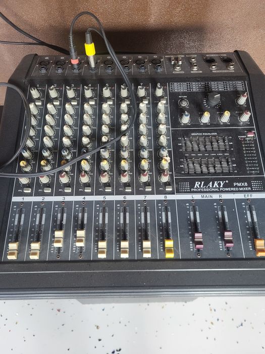 Se vinde două boxe ,trepied,mixer activ
