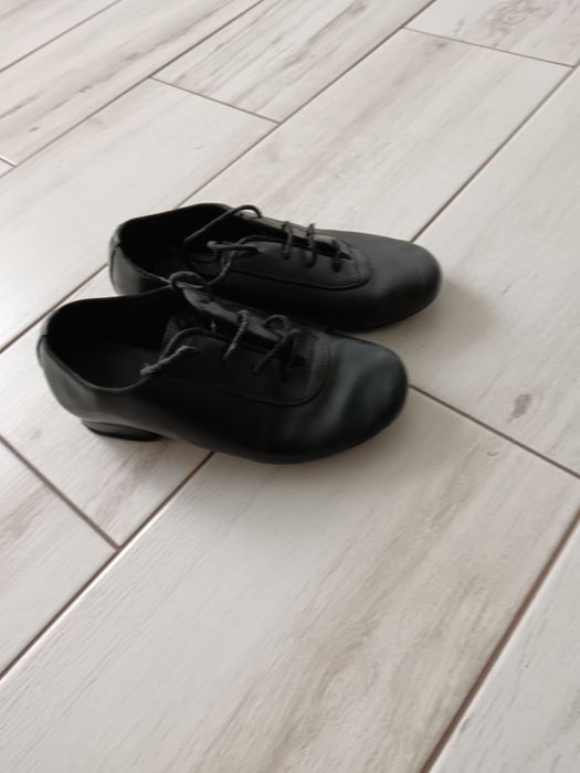 Vand pantofi dans sportiv