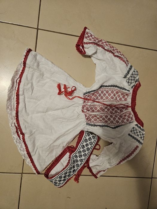 Rochiță cu motive tradiționale ptr fetițe