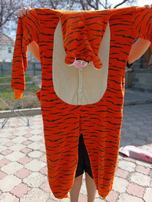 Отдам два костюма