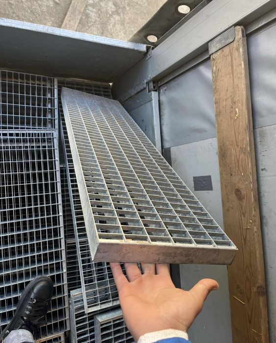 Trepte si gratare zincate