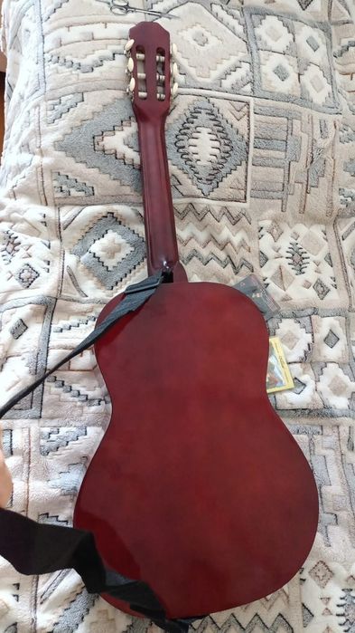 Продам гитару с нейлоновыми струнами