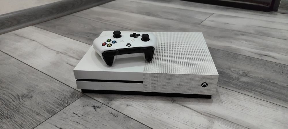 Xbox One S + controller