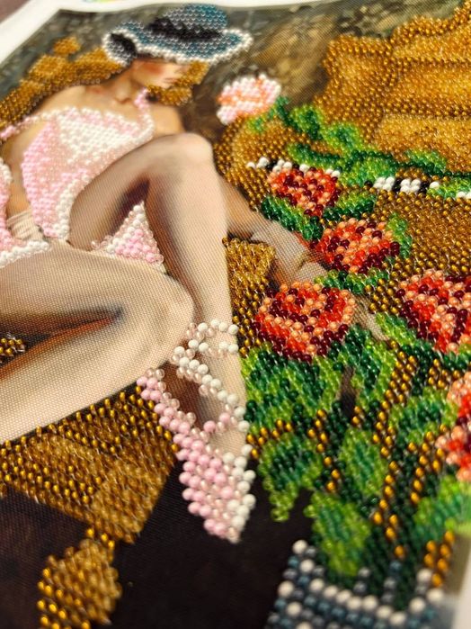 Tablou cusut manual cu mărgele - Doamna în roz