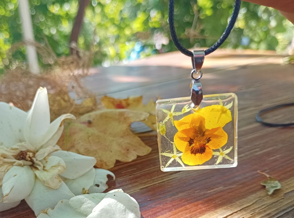 Колие от смола, тел, естествени материали