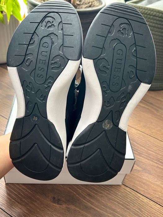 Guess чисто нови обувки