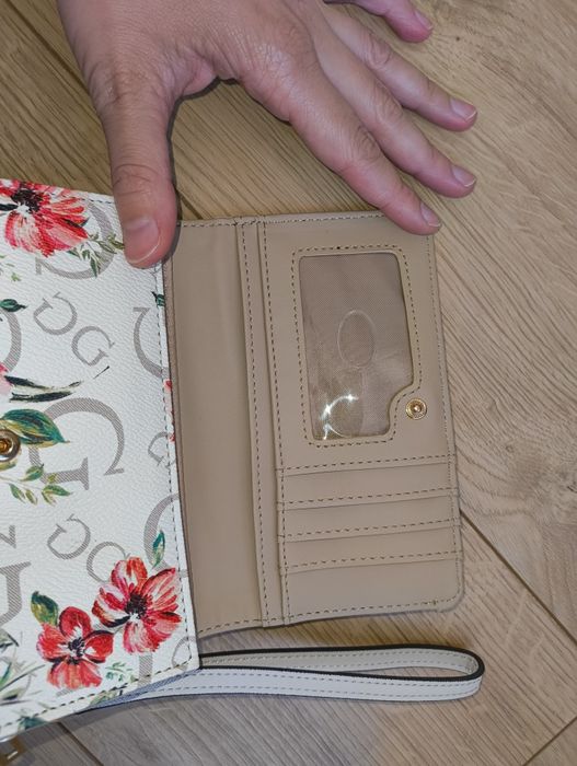 Ново портмоне  Guess