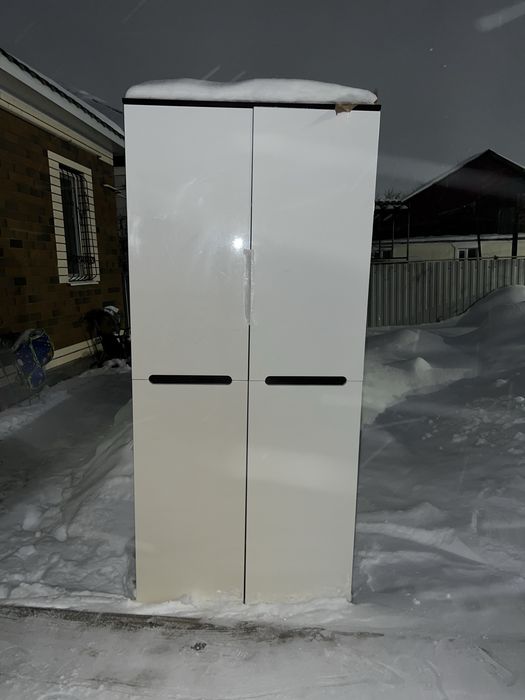 Продам стол и шкаф