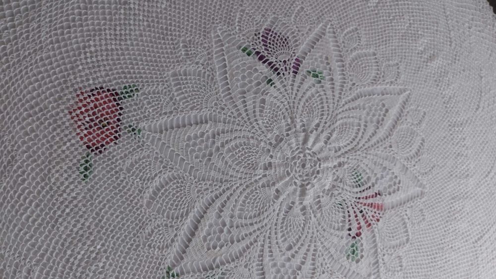 Продавам покривки за кръгла маса на една кука