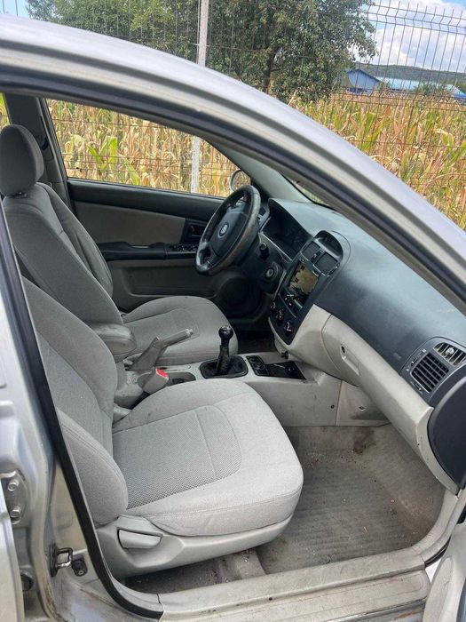 dezmembrez kia cerato 1,6   2005 benzina /gaz