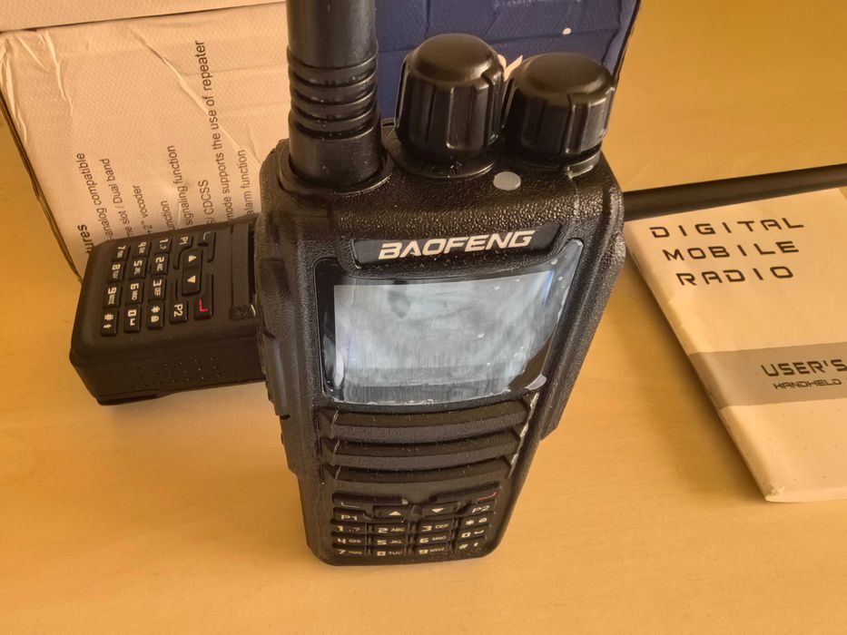 Vand o pereche de statii de emisie-receptie Baofeng DMR-1701 noi