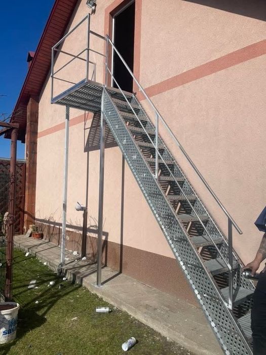 Confectionam scarii metalice zincate exterioare și pentru incendii , platforme, podete si balustrazi profesionale la cererea clientului . Asiguram tra