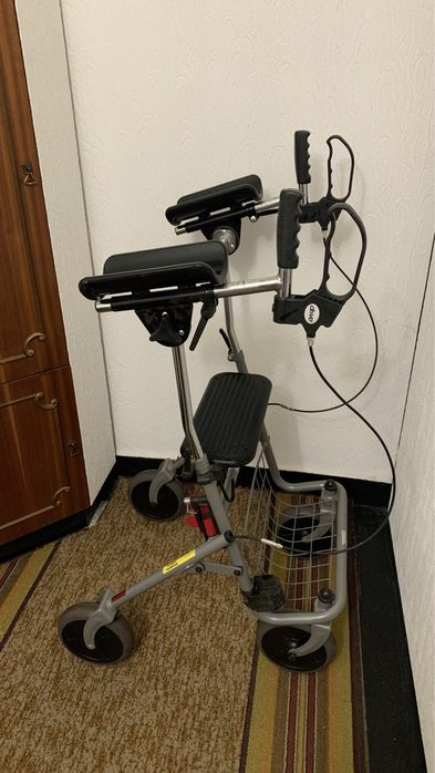 Ролатор / проходилка за възрастни/