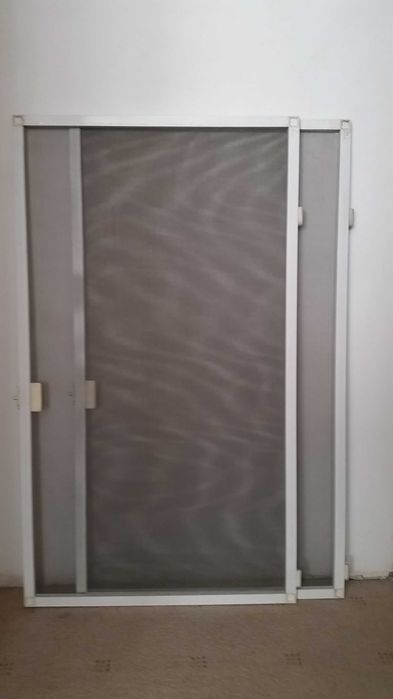 Продавам 2 комарника за прозорци