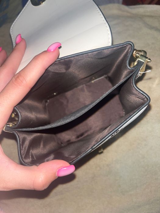 Бяла малка чанта