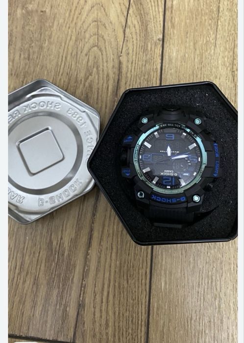 Черные часы узорами