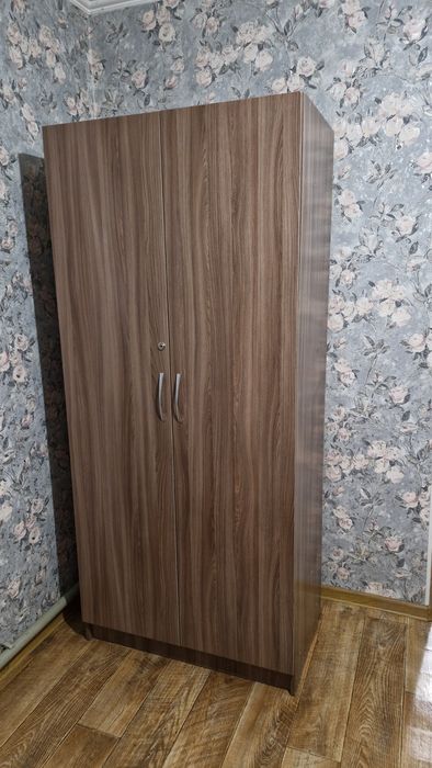 Шкаф и кровать с матрацем.