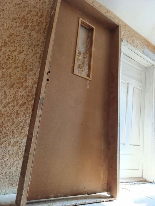 Два броя нови врати