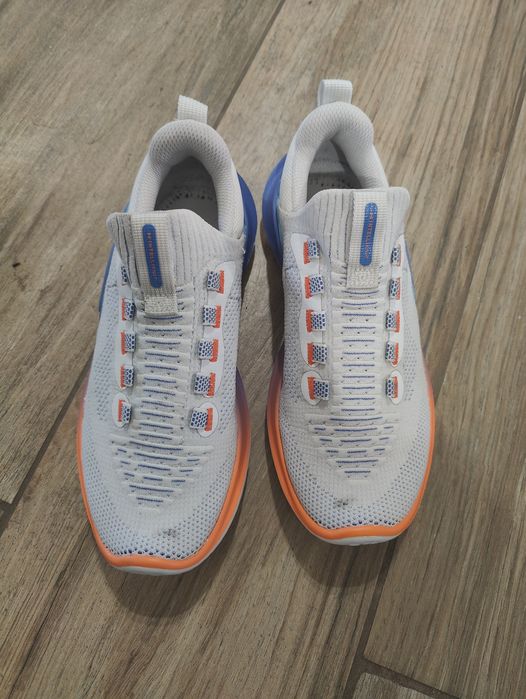 Vând adidași under armour