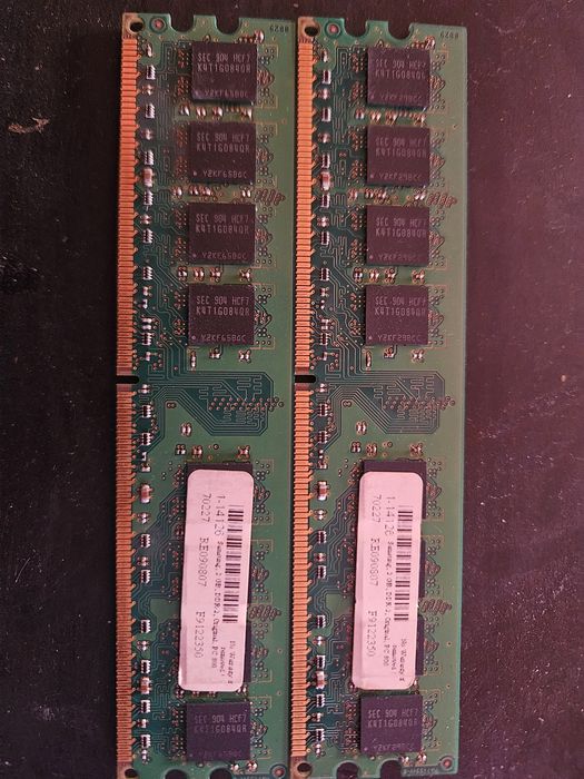 Sunt 3  plăcuțe de 2GB DDR2 Samsung, identice (model: M378T5663RZ3)