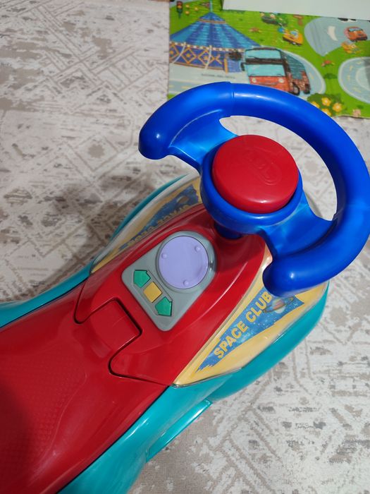 Продам детскую машинку толокар