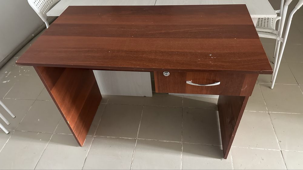 Продам письменный стол.