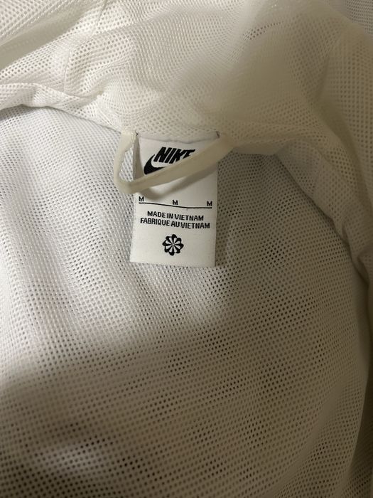 Ветровка Nike.
