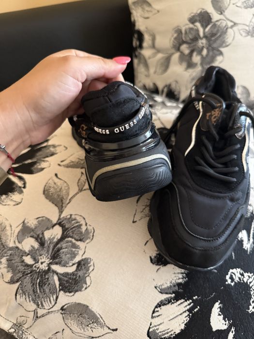 Оригинални маратонки на GUESS