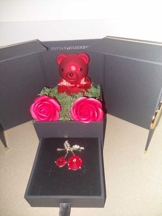 Caseta  / cutie cadou Urs Rose Bear din Trandafiri Roz Decorat Manual,