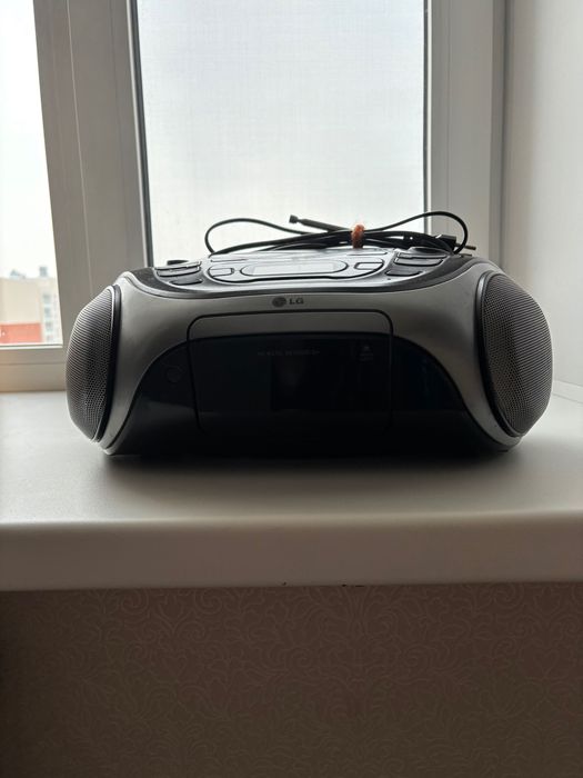 Продаю радиолу LG