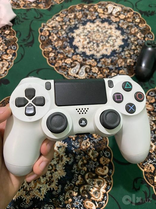 PlayStation 4 pro sotiladi 250 dollar